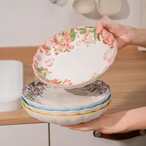 Piatto fondo in ceramica giapponese con fiori sottosmalto, ideale per cucina e uso domestico.