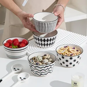 Ensemble de bols en ceramique noir et blanc minimaliste avec motifs geometriques.