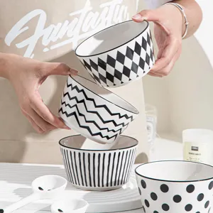 Ensemble de bols en céramique noir et blanc à motifs géométriques, vaisselle moderne et minimaliste.