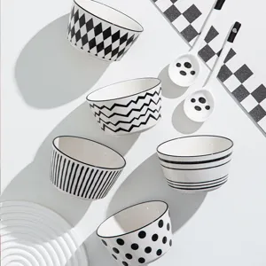 Ensemble de bols en céramique noire et blanche avec motifs géométriques modernes pour la maison.