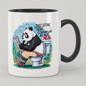 Primer plano detallado del divertido estampado de panda en taza de café cerámica con asa negra.