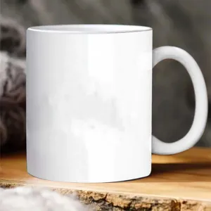 Gros plan détaillé d'une tasse à café en céramique blanche vide sur table en bois.