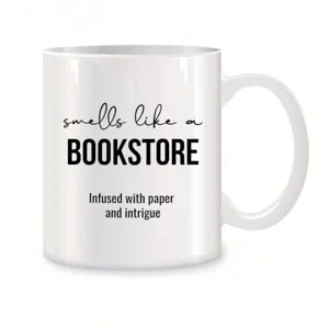 Nahaufnahme Detailansicht der weißen Keramik Kaffeetasse mit lustigem Buchhandlung Spruch.