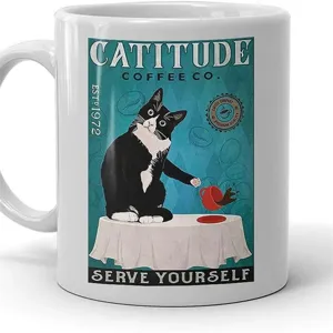 Vista detallada de taza de cerámica blanca con diseño de gato lindo y texto vintage.