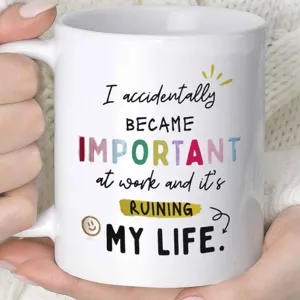 Tasse à café humoristique de bureau avec citation, mug en céramique blanche travail.