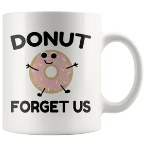 Vista detallada de taza de cerámica blanca con bonito diseño de rosquilla y texto divertido.