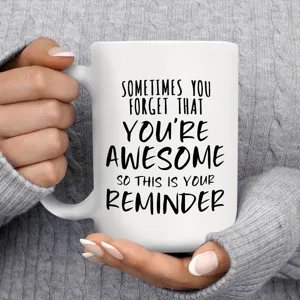 Nahaufnahme Detailansicht einer Keramiktasse mit motivierendem Text in den Haenden.
