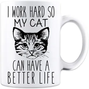 Vista detallada de una taza de cerámica blanca con un divertido diseño de gato y texto.