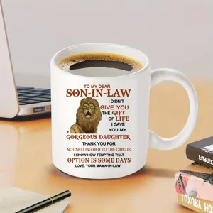 Detaillierte Nahaufnahme einer weißen Keramiktasse mit Löwen-Grafik und emotionalem Text.