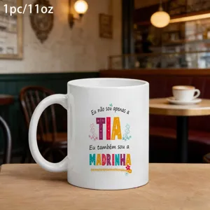 Gros plan détaillé d'une tasse à café en céramique blanche avec un texte personnalisé.