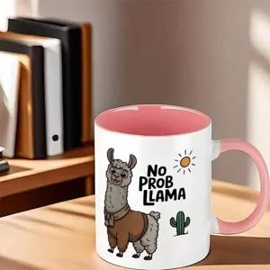 Detail de tasse a cafe en ceramique avec motif de lama mignon et poignee rose au bureau.