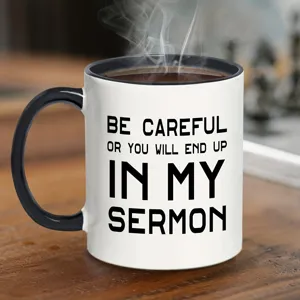 Keramik Kaffeetasse mit lustigem Spruch, schwarzer Henkel und Innenrand für den Büroalltag.