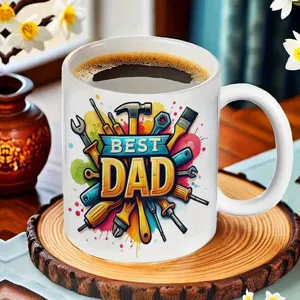 Gros plan d'une tasse à café en céramique avec motif papa, posée sur un dessous de verre en bois.