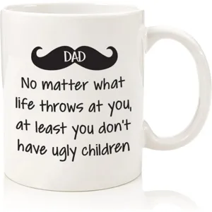 Detailansicht einer lustigen weißen Keramik Tasse mit Schnurrbart und witzigem Spruch.