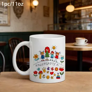 Vue détaillée d'une tasse en céramique blanche avec motif coloré de maternelle au café.