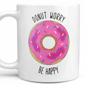 Primer plano de la taza de cerámica con bonito diseño de donut rosa y texto.
