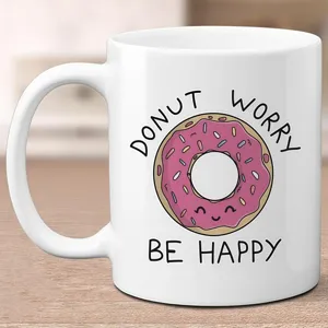Taza de cerámica bonita con diseño de donut y frase divertida, ideal para café en casa.