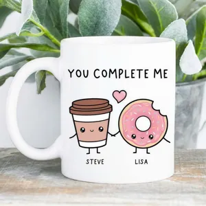 Primer plano detallado de una linda taza de café de cerámica con lindo diseño y texto.
