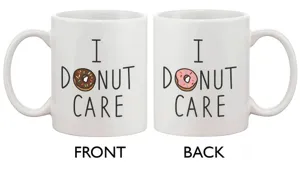 Vista detallada de taza de café de cerámica blanca con diseño de rosquilla divertida en casa.