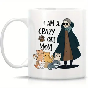 Vista detallada de taza de cerámica blanca con lindo diseño de dibujos animados y texto.