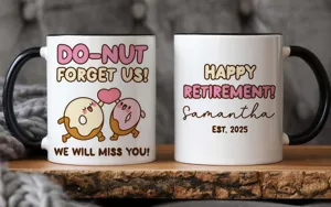 Primer plano detallado de tazas de cerámica personalizadas con bonitos diseños de donuts.