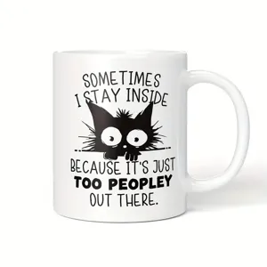 Detalle de taza de cafe de ceramica con ilustracion de gato negro y texto gracioso.