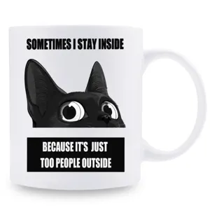 Detalle taza de cerámica, estampado gato negro gracioso con frase, taza de café.