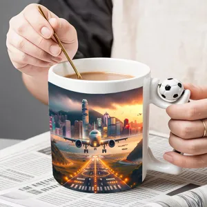 Gros plan d'une tasse en céramique créative avec poignée ballon de foot 3D et imprimé.