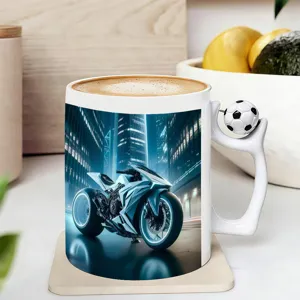 Vue détaillée de la tasse à café en céramique avec imprimé moto futuriste et poignée ballon.