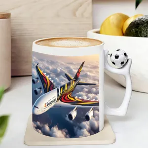 Tasse à café en céramique créative avec impression d'avion et détail de poignée de foot.