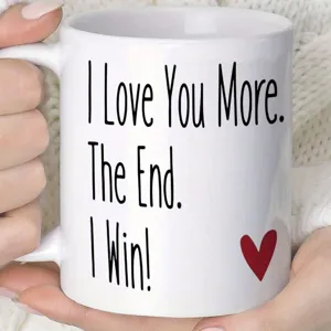 Detailansicht der weißen Kaffeetasse aus Keramik mit romantischem Liebeszitat.