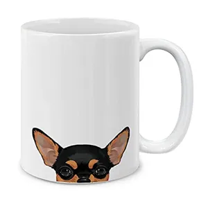 Primo piano della tazza in ceramica bianca con simpatico cucciolo per uso quotidiano in ufficio.
