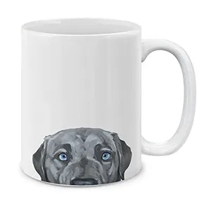 Primo piano della tazza in ceramica bianca con stampa di cane nero carino per ufficio.