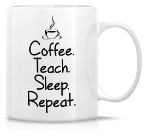 Detalle de primer plano de una taza de café de cerámica blanca con impresión de texto personalizada.