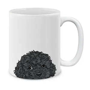 Dettaglio ravvicinato della simpatica illustrazione di cane nero riccio sulla tazza di ceramica.