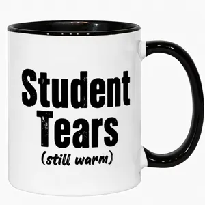 Detailansicht einer schwarz-weißen Keramiktasse mit deutschem Textaufdruck und Griff.