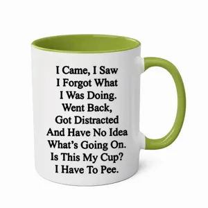 Keramik Kaffeetasse Detail, grüne Innenseite und Henkel, lustiges Zitat bedruckt.