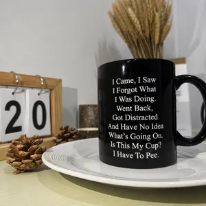 Schwarze Keramiktasse mit lustigem Spruch, perfekte Kaffeetasse für Büro, Alltag und Geschenke.