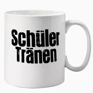 Detailansicht einer weißen Keramiktasse mit deutschem Textaufdruck für das Büro und Alltag.