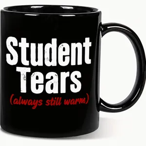 Schwarze Keramiktasse mit lustigem deutschen Text, perfektes Geschenk für Büro und Alltag.