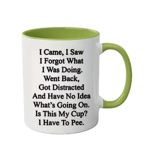 Kreative Keramik Kaffeetasse mit grünem Henkel, lustiger Spruch für Büro und Zuhause im Alltag.