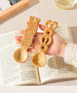 Primer plano detallado de lindas cucharas de cerámica con forma de galleta, vajilla creativa.