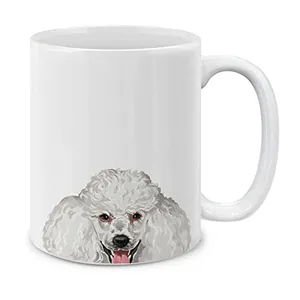 Vista dettagliata della tazza da caffè in ceramica bianca con grafica di barboncino.