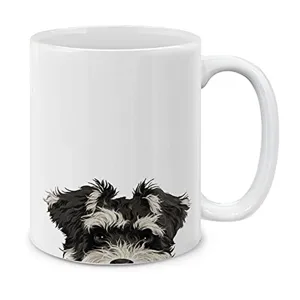 Dettaglio tazza da caffè in ceramica bianca con stampa di cagnolino schnauzer carino.