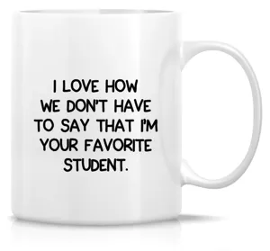 Primer plano detallado de taza de café de cerámica blanca con impresión divertida.