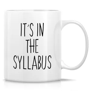 Primer plano detallado de taza de cerámica blanca con diseño impreso divertido y gran asa.