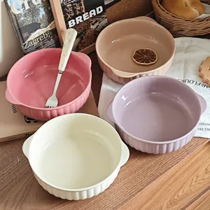 Detailansicht keramischer Doppelohr-Backschalen in bunten Farben, Lifestyle-Küchentisch-Display.