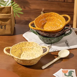 Ciotola in ceramica con manici e design schizzato, ciotola per noodle irregolare, stoviglie.