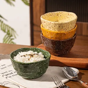 Bol à riz en céramique tacheté coloré de forme irrégulière, belle vaisselle de cuisine.