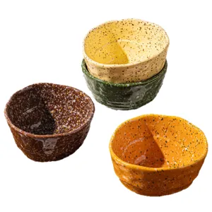 Bol en céramique moucheté coloré, design irrégulier pour riz, dessert ou salade maison.